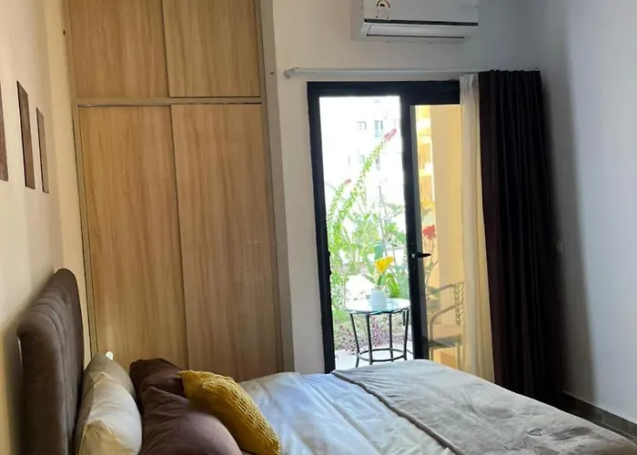 Cozy Pool View With Access To Bars Apartment