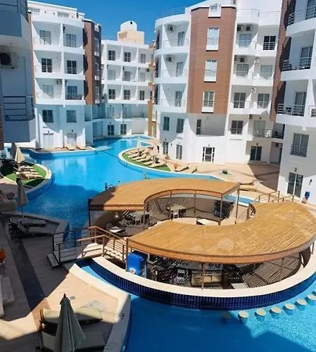 Cozy Pool View With Access To Bars Apartment