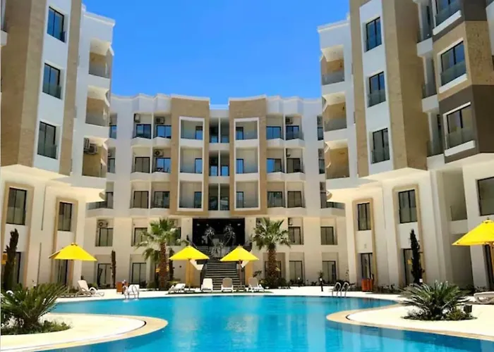 Cozy Pool View With Access To Bars *
