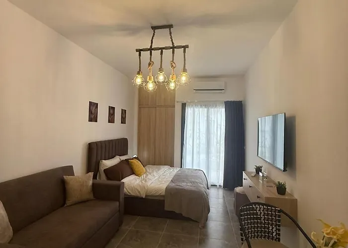 Cozy Pool View With Access To Bars Apartment