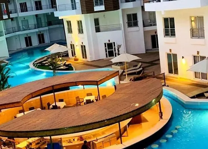 Cozy Pool View With Access To Bars